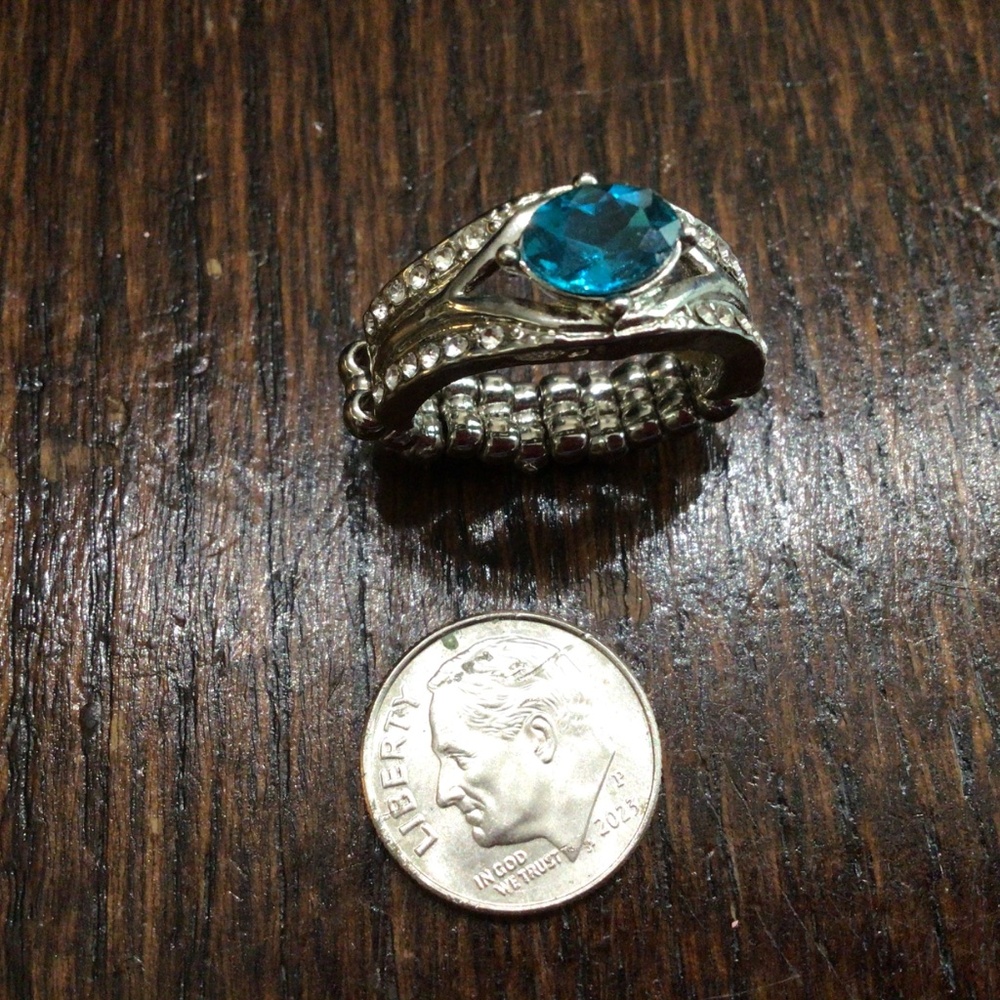 Stretchy ring with aqua colored stone, surrounded by clear rhinestones - Picture 3 of 3